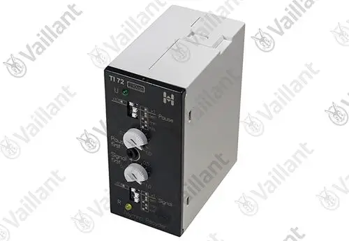 Vaillant Steuergerät mit mehreren Reglern und Anzeigen. Gerät ist hauptsächlich in Weiß gehalten und dient zur Regelung von Heizsystemen.